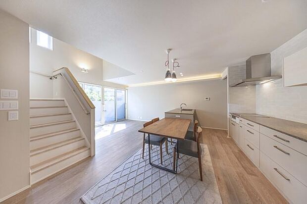 【No.9_LDK2（撮影_2025年9月）】キッチンと隣接したダイニングテーブルは家族の会話も弾み、家事効率もGOOD