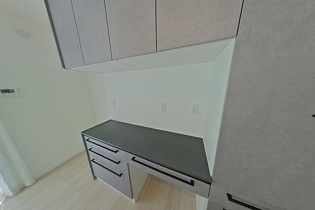 【No.5_キッチン2（撮影_2024年10月）】キッチン背面にはカップボードとパントリーのご用意で自然とお片付け上手に。