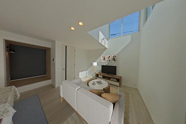 【No.5_LDK3（撮影_2024年10月）】朝の陽光が差し込むリビングの吹抜。さわやかな一日が始まります。