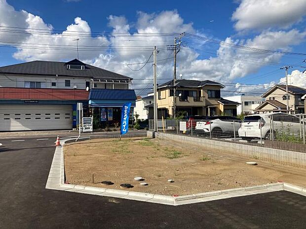 【No.4(撮影_2024年9月)】三方向角地にて日当たり良く開放感のある敷地です。