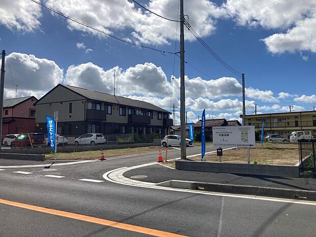 【土地全景(撮影_2024年9月)】前面道路は幅員約10メートル。分譲地内は幅員5メートルの新設道路です。※販売済区画を含む場合がございます。最新の販売状況は区画図等をご参照下さい。