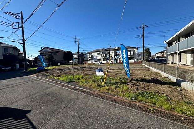 【土地全景2（撮影_2024年9月）】分譲地南東側から撮影。車通りも少なく、安全にお過ごしいただけます。※販売済区画を含む場合がございます。最新の販売状況は区画図等をご参照下さい。