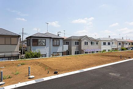 No10_土地（撮影_2024年8月）42坪以上でゆったりした土地の広さ。南向きで陽当たりの良い分譲地です。 