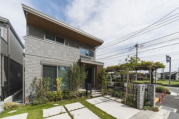 【No.11_外観(撮影_2024年10月)】耐久性と美観を保つ磁器タイル外壁。車2台分の駐車スペースを確保しています。