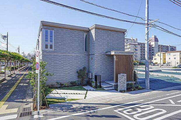 【3LDK】No.1_外観(撮影_2024年10月)耐久性と美観を保つ磁器タイル外壁。前面道路は幅員7.9メートルあり、車の出し入れも楽々です。