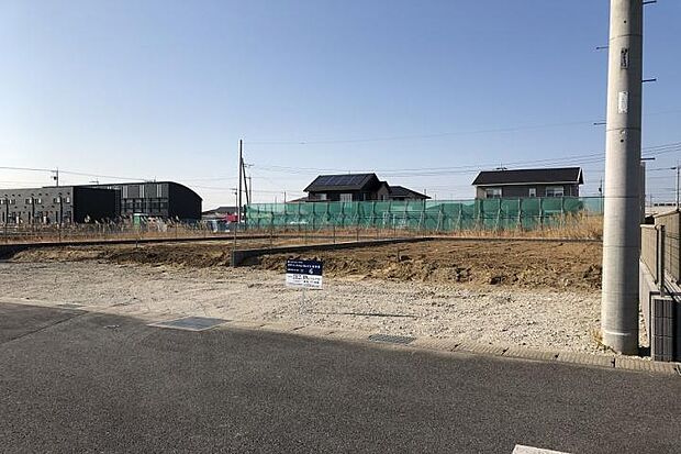 【No.6_土地（撮影_2025年2月）】南東より撮影。隣地との境には目隠しフェンスを設置しプライバシーに配慮しています。