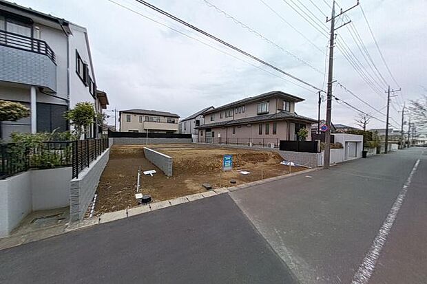 【全景（撮影_2025年3月） 】前面道路約6メートルの街区に位置する全2区画。南西道路からは日差しをたっぷり取り込みます。敷地形状を活かしたプライベート空間の確保も可能。※販売済区画を含む場合がございます。