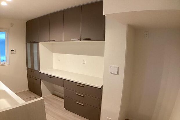 【No.13_キッチン食器棚(撮影_2025年4月)】食器収納量も豊富、電子レンジや炊飯器など家電調理器もラクに置けます。