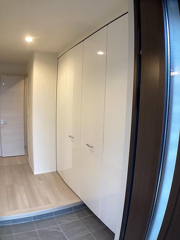 【No.13_玄関収納(撮影_2025年4月)】靴約60足収納。シューズインクローゼットも兼ねており、ゴルフバックやアウトドアグッズも収納出来ます。