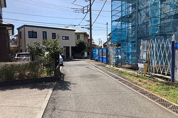 【No.2_前面道路（撮影_2025年3月）】高低差の少ない4ｍ道路です。