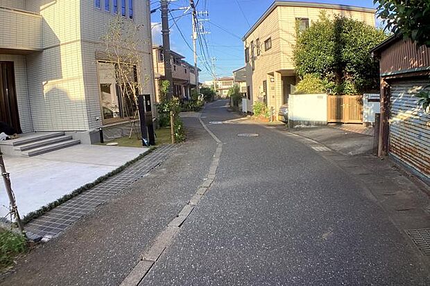 【No.2_前面道路（撮影_2025年3月）】車通りも少なく、安全にお過ごし頂ける前面道路。