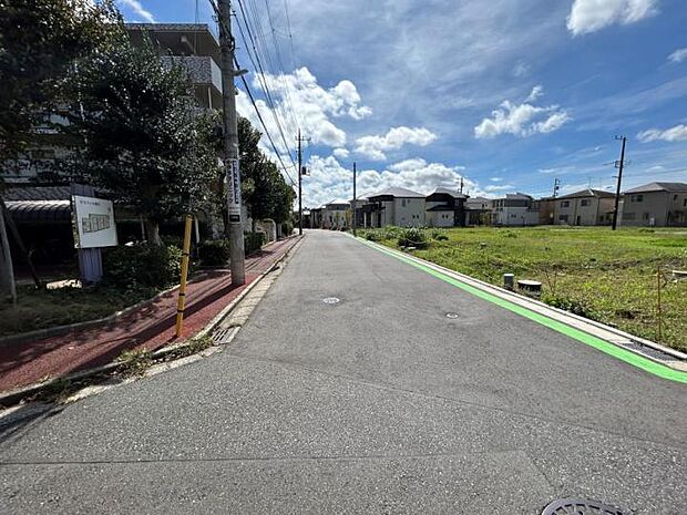 【東側道路_2(撮影_2024年_10月)】駐車計画もたてやいです。