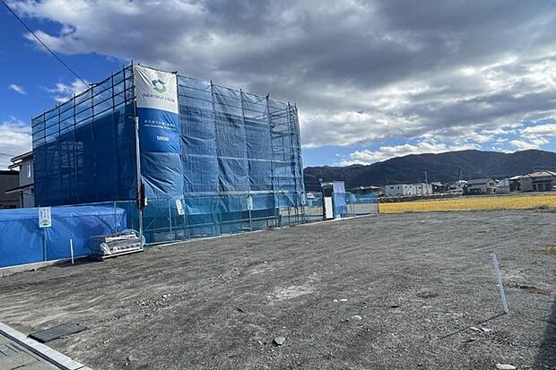 【No.1_土地2（撮影_2025年11月）】敷地の北西側から撮影。南北に広い敷地になりますので、駐車スペース⇒家⇒庭と計画できます。