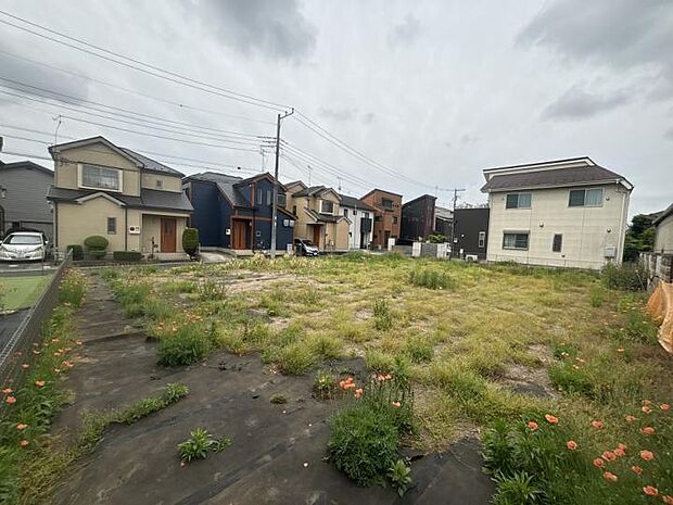 【土地全景2(撮影_2025年_5月)】No.3区画の敷地内から土地を撮影した全景です。近隣は2階建てが続く街並みとなります。※販売済区画を含む場合がございます。最新の販売状況は区画図等をご参照下さい。