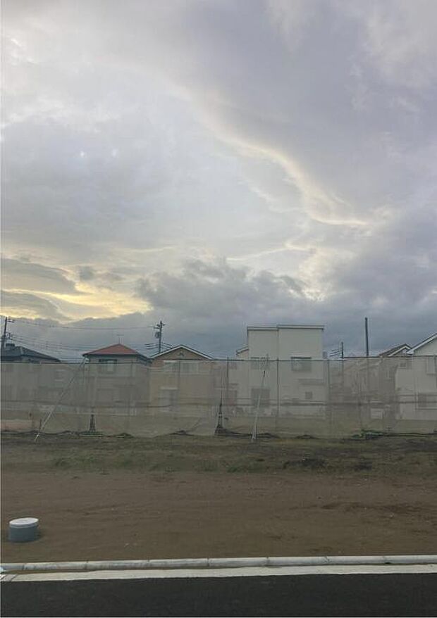 区画No.6_1（撮影_2025年10月）敷地面積123.53平方メートルの南側接道物件。整形地のため、建物や駐車計画を取り易そう。日当たり、風通しも良好な区画。