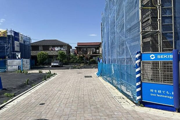 【分譲地内道路1（撮影_2026年5月）】幅員約4.5mの分譲地内道路が整備されています。