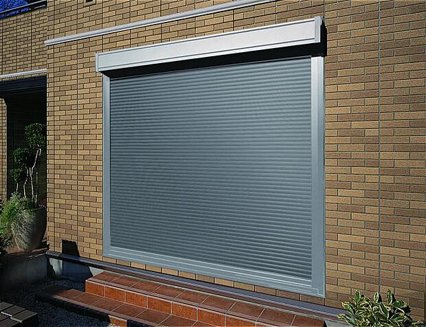 【電動シャッター】　雨や寒い日でも窓を開けずに開閉できて便利。※一部のシャッターにのみ採用。