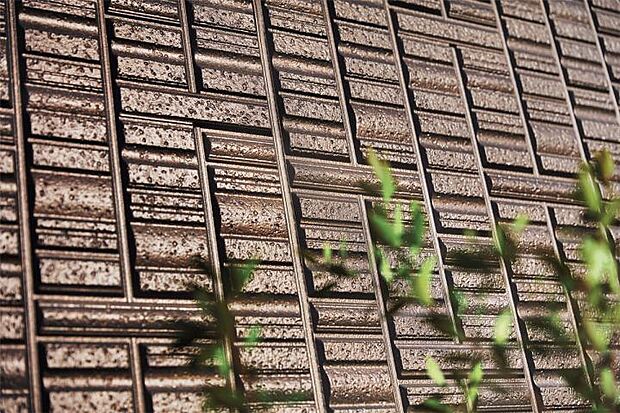 【ジオマイト外壁　】1.石素材をモチーフとした重厚感のある外壁。　2.彫りの深みによる重厚な陰影感と美しさ。　3.時間帯や季節による光の違いで表情が変化。