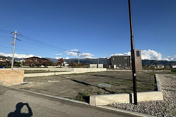 【No.4_土地1(撮影_2025年10月)】北西側より撮影。土地面積:256.89m2(77.70坪)