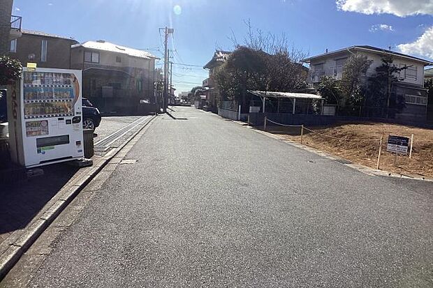 【No.2_道路(撮影_2025年2月)】前面道路も広く、車の出し入れもスムーズです。