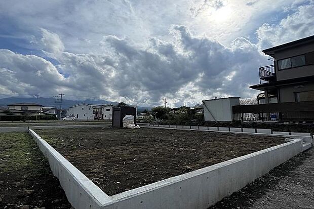 No.2_土地(撮影_2025年9月)北西より撮影。 土地面積:211.74m2(64.05坪)