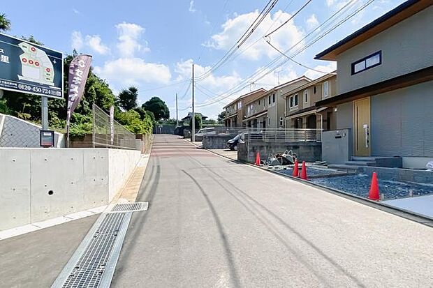 【前面道路3（撮影_2025年9月）】分譲地外側の道路も６ｍ幅員で車両通行がスムーズです。