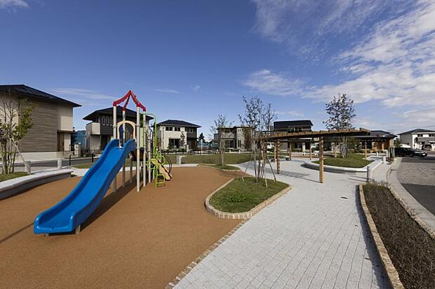 【公園2（撮影_2025年10月）】公園の隣には住民が利用できる集会所も配置し、イベントや集会などマルチに活用できます。