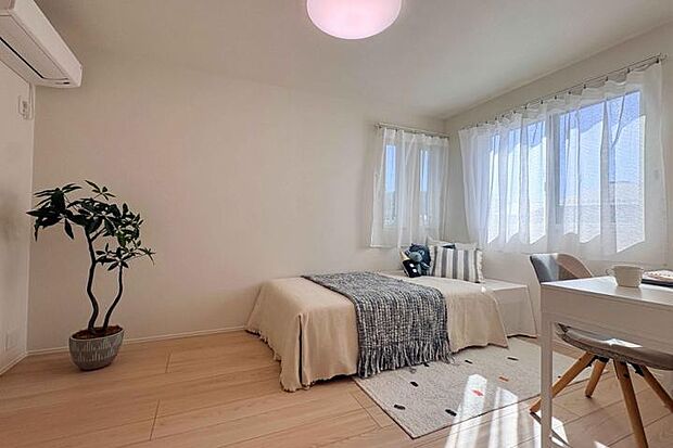 【No.62_洋室1（撮影_2025年10月）】コーナー開口で開放感を楽しめるお部屋