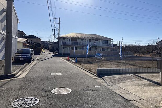 【前面道路2(撮影_2026年1月)】周辺には車のすれ違いがしやすい転回スペースがあります。