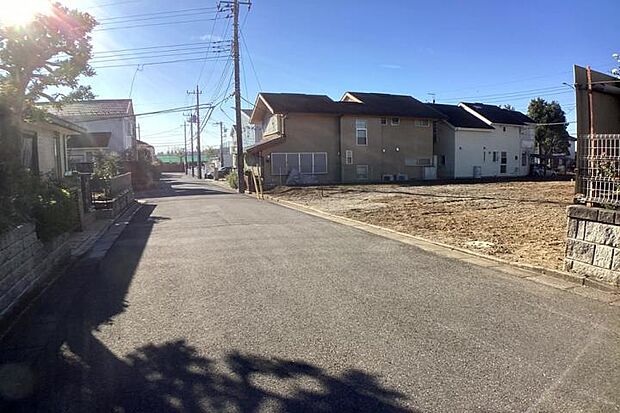 No.2_前面道路2(撮影_2025年12月)前面道路は交通量が少なく小さなお子様にも安心です。