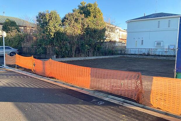 【A-1_土地2（撮影_2025年12月）】南西より撮影。道路との接道面は11.1mあり駐車計画しやすい区画です。