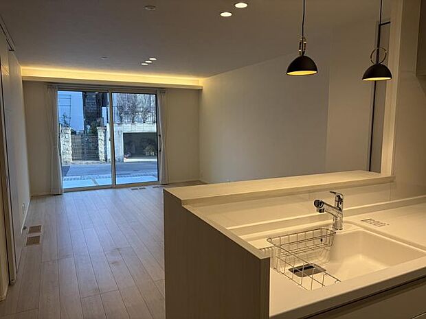 【No.1_LDK2（撮影_2025年12月）】南東向きに大開口があり、LDK全体に太陽の光が差し込みます。