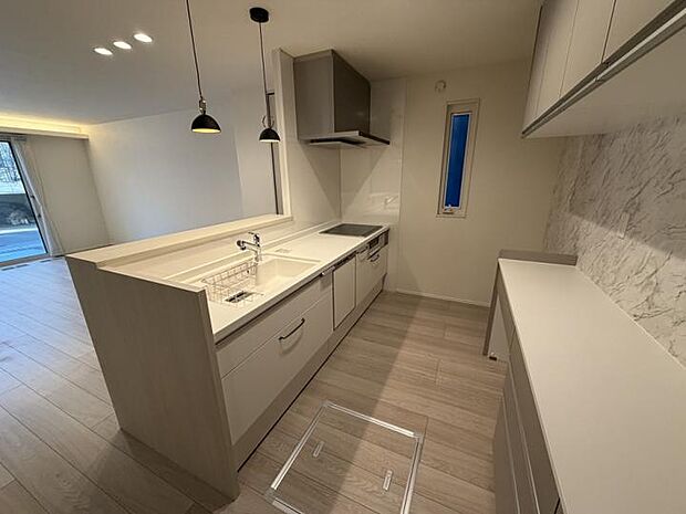 【No.1_キッチン（撮影_2025年12月）】リビング、ダイニングにいる家族と会話をしながらお料理できます。カップボードも充実しています。