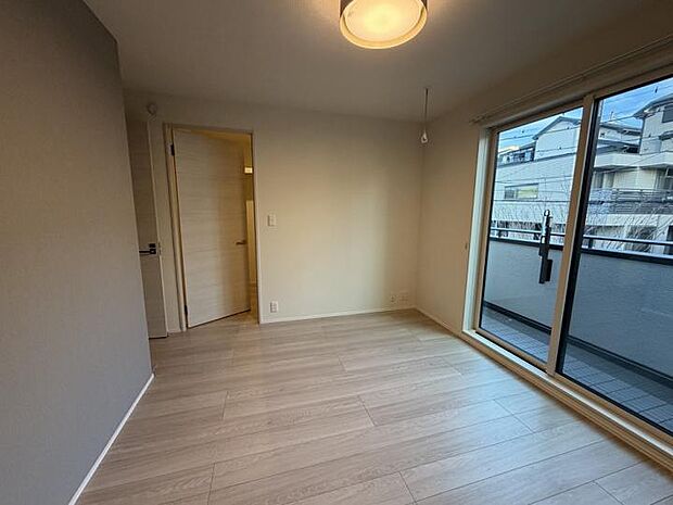 【No.1_主寝室（撮影_2025年12月）】南東向きの大開口で光を取り込みます。部屋から扉一つで大きなWICに入れます。