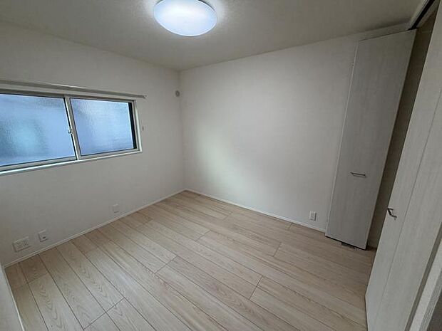 【No.1_洋室1（撮影_2025年12月）】約5.8畳の洋室です。各部屋にクローゼットがついています。