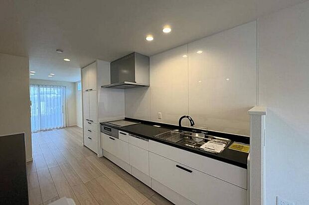 【No.3_キッチン(撮影_2026年1月)】作業に集中しやすい、独立性のあるキッチン。家事動線にも配慮し、毎日の料理が快適です。