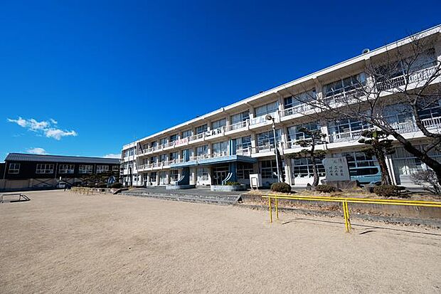 甲斐市立竜王南小学校(約370m・徒歩5分)