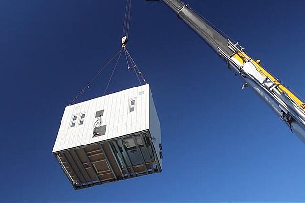 【ユニット工法　】工場で作ったユニットを組み上げて住宅を作る。※建築規模や天候、その他の条件により一日で完了しない場合があります。