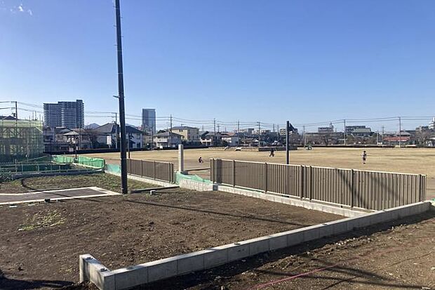 【No.8_土地3(撮影_2026年3月)】道路高低差がなく、駐車しやすい区画です。