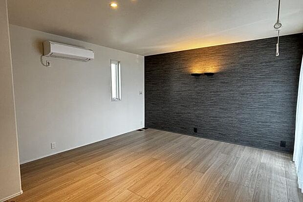 【No.3_主寝室（撮影_2026年3月）】落ち着いたアクセントクロスが印象的な主寝室。やわらかな間接照明が空間に上質な雰囲気を演出し、ゆったりとくつろぐことができます。