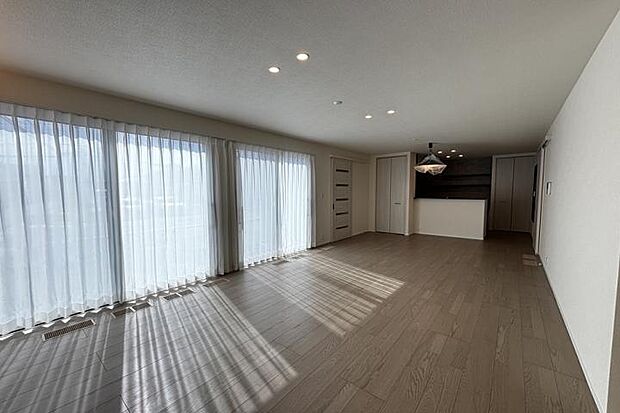 【4ＬＤＫ】No.3_LDK2（撮影_2026年3月）大きな窓からたっぷり光が差し込む明るいリビング。開放感あふれる広々とした空間で、家族団らんやくつろぎの時間をゆったりと楽しめます。