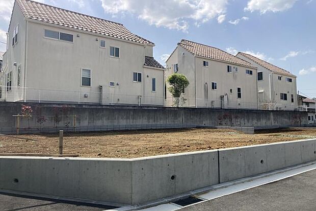 No.1_土地（撮影_2026年4月）140m2（42.35坪）二方向が道路に面しており、解放感がある区画です。