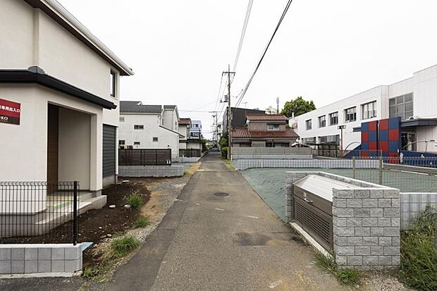【No.1・2・3_前面道路(撮影_2026年8月)】幅員約4mの前面道路。