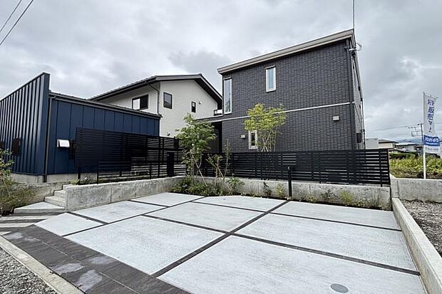 【No.1_外観4(撮影_2026年9月)】来客時にも便利な複数台駐車スペースを確保した住まいです。