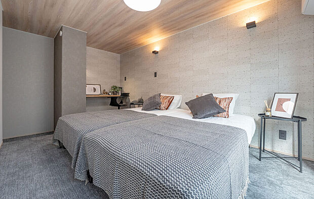 【2階約8.0帖主寝室/A号地モデルハウス】南バルコニーから風や光が舞い込む主寝室はフロアを一段上げ、リラックスできるカーペット敷きに。一角にワークスペースを備え、お休み前の読書や趣味、お仕事などに。