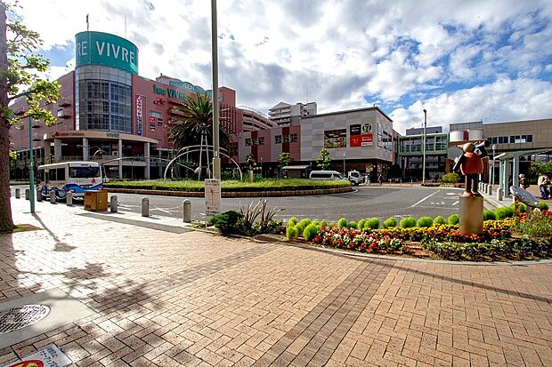 【JR山陽本線「大久保」駅周辺】近年、開発により大きく発展した大久保エリア。JR大久保駅南口から明姫幹線へ伸びる「ゆりのき通」沿いに大型商業施設が軒を連ね、駅からデッキでつながり、立ち寄りも便利です。