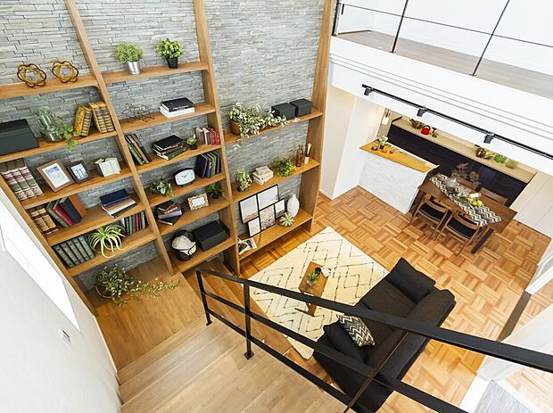 【当社施工例】リビングの壁一面にギャラリーにもなるシェルフを設けたプラン。本棚としてお気に入りの本を並べたり、趣味の小物を飾ったり。こだわりの住空間で、好きなものに囲まれた暮らしが始まります。