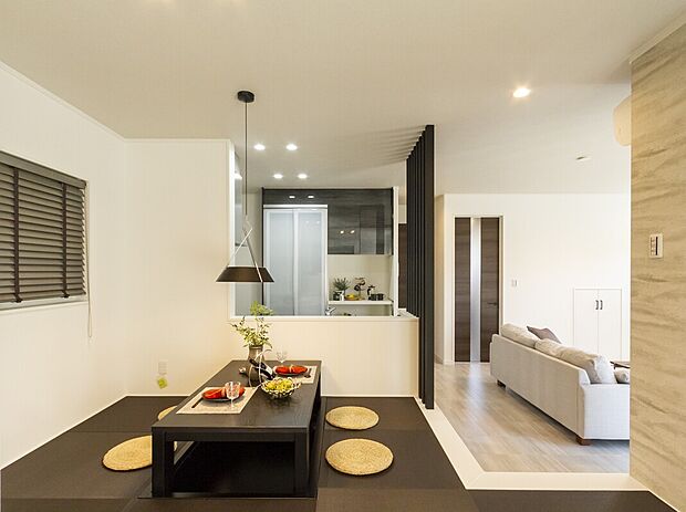 【当社施工例】ダイニングスペースを和モダンな小上がりにした「たべゴロ」空間。居酒屋のように食事を楽しみながら寛げます。隣には約5帖和室が広がり、ゴロゴロしながら憩いのひと時をお過ごしいただけます。