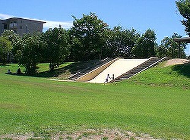 【自然が身近で穏やかな環境】野添北公園へ徒歩約11分。自然を感じながら、のびのび遊べるスポットが身近に揃います。小学校や幼保も徒歩10分圏内に揃っており、子育て家族にも暮らしやすいロケーションです。