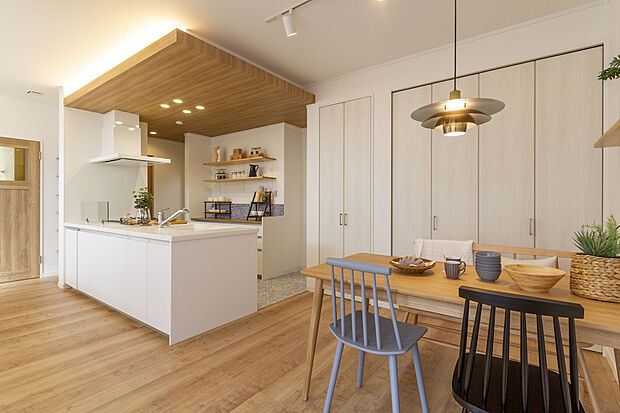 【当社施工例】ダイニングと横並びのキッチンは料理の配膳もスムーズに行えます。また、ダイニング後ろには大容量の収納を確保しており、調理家電やお子様の勉強道具なども収納できます。